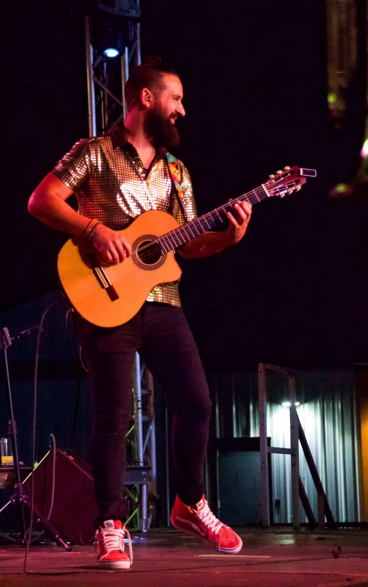 Jon Cuna performing live